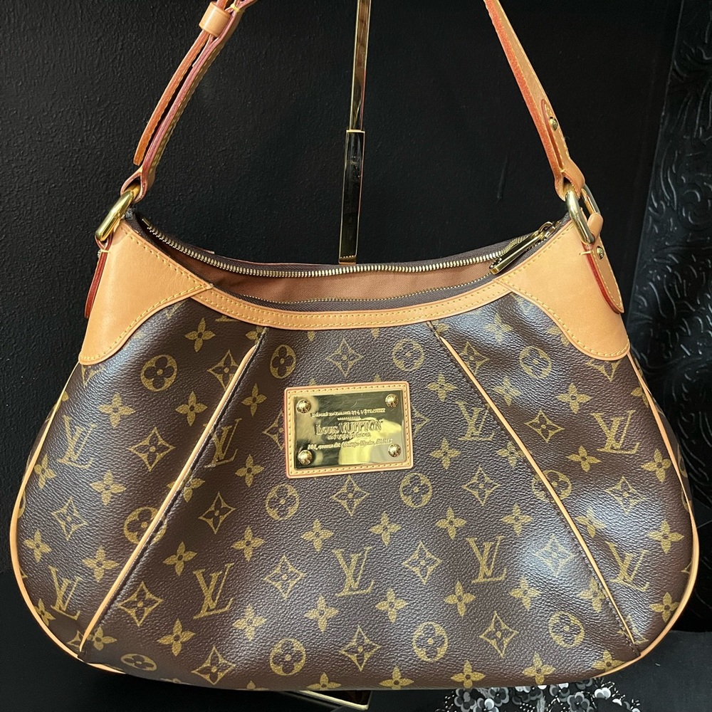 Louis Vuitton Thames GM hobo bag